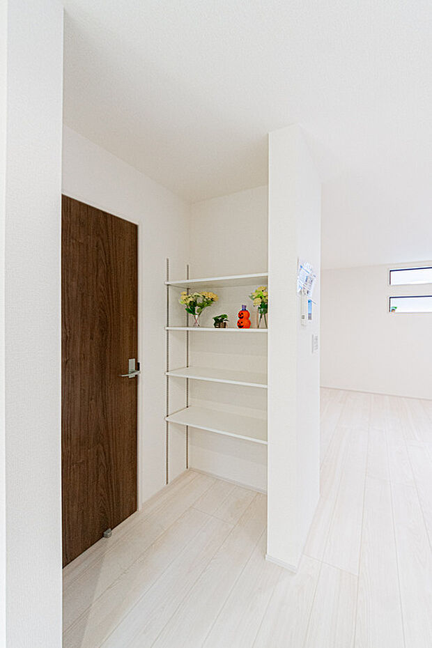 【☆☆　奥様の聖地・キッチンスペース　☆☆】あると嬉しいキッチンの収納棚。
レシピ本・調味料などすぐ手にしたいものが導線の範囲内である喜び