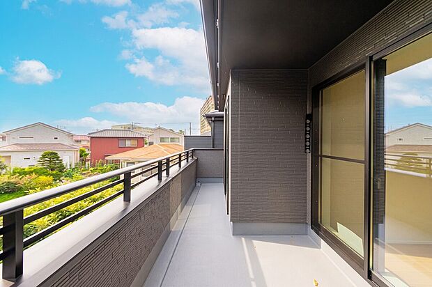 【☆☆ 青空が一層キレイに感じられる ☆☆】一般的なバルコニーは洗濯物干すだけの感覚。
広いバルコニーは、洗濯以外の価値を見出し今まで気づくことが少なかった青空が一層キレイに感じられる余裕をつくりだす。