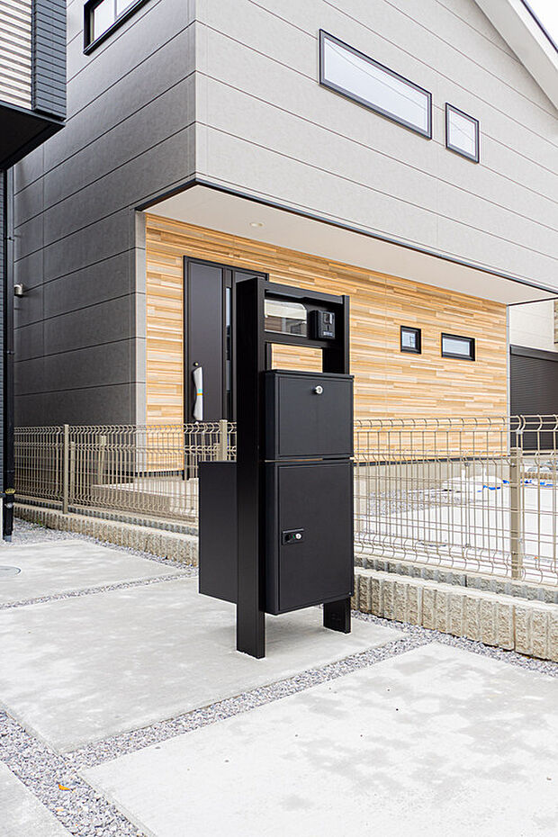 【☆☆ 宅配ボックス ☆☆】一般の建売にはまずないアイテム「宅配ボックス」
共働きなど留守がちなご家庭には特に嬉しいアイテムです♪