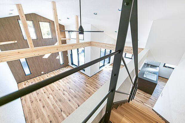 【「家族が大好きな吹き抜けのリビングダイニング」】吹き抜けから注ぐ光が開放感を演出。デザイン性の高い白い空間は家具選びも楽しみに。家族の絆が深まる、明るく広々とした住空間です。