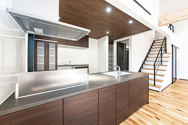 【「カフェスタイルキッチン」】広々としたシステムキッチンからはリビングを一望。お子様の様子を見守りながら、家族の好物を作る時間がもっと幸せなものに変わります。