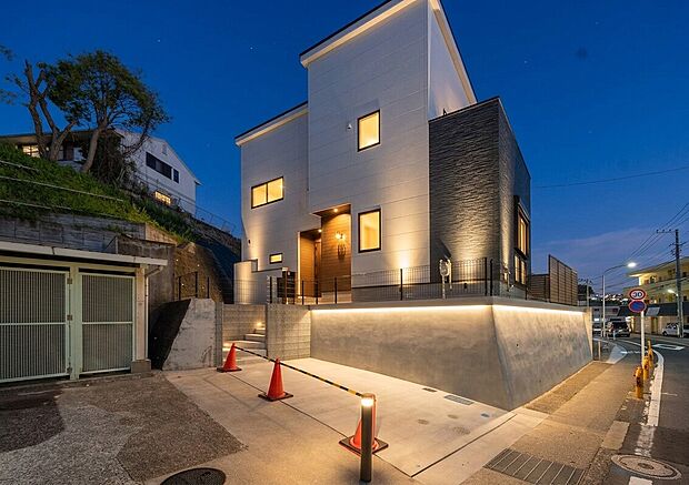 【「威風堂々とした素敵な佇まい」】どの角度から眺めても、所有感が満たされる理想的で素敵な住まい。
※画像の夜景風景、植栽、間接照明はAIによるイメージ画像です。