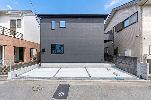 【「威風堂々とした素敵な佇まい」】どの角度から眺めても、所有感が満たされる理想的で素敵な住まい。
（一部画像をAI処理し、駐車場部分の仕上げについてはイメージ画像になり実際とは異なります。）