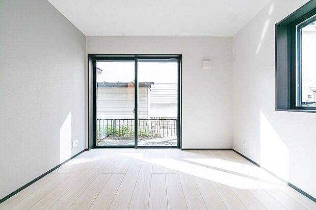 【「陽の恵み」　】爽やかな陽ざしを感じられる日当たりの良い洋室
早起き爽やか、元気な一日に大切な陽の恵み。
