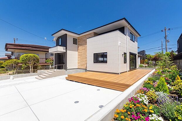 【「開放感溢れる住まい」】スタイリッシュな外装に包まれ、安心感に満ちた住まいです。カースペース3台あり。(画像の一部エクステリア、植栽等を配置したイメージ画像のため、実際にオプション工事をされる際は有料となります。