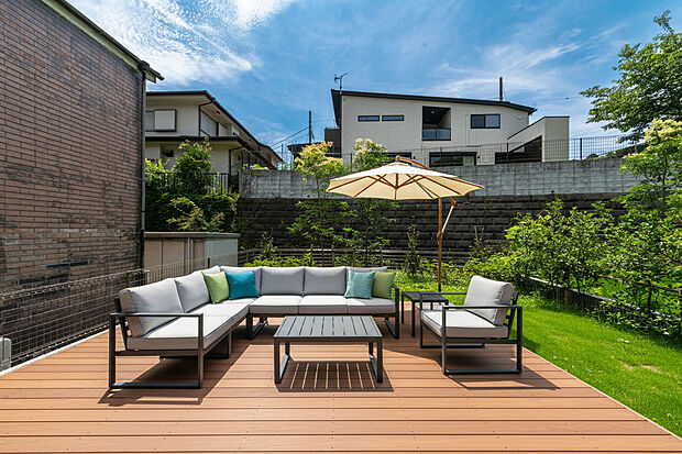 青空の下、セカンドリビングとして楽しむウッドデッキ。優雅な休日をあなたに。(本画像はCGにて家具やウッドデッキ等を配置しております。実際に家具等はおかれておりません。)