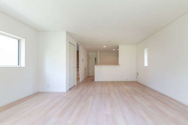 【LDK】明るい木目調の床と白壁のLDK。家具で自由に彩る、広々としたシンプル空間。