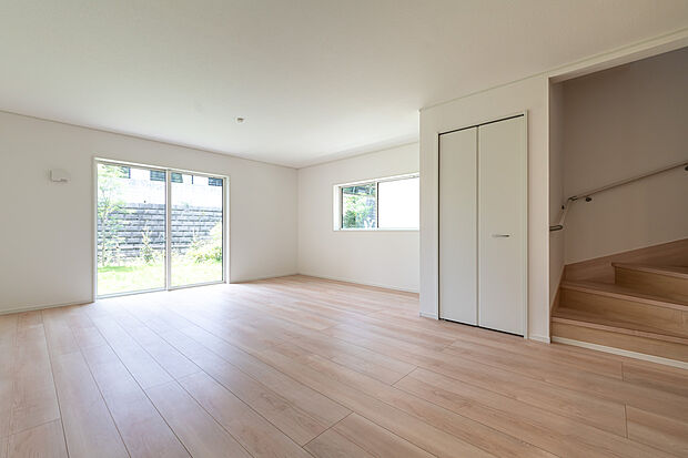 【LDK】庭へと繋がる大きな窓が開放的。収納力も兼ね備えた、心地よいLDK空間。