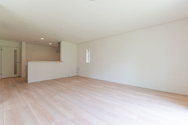 【LDK】開放感あふれるLDK。家族を見守りながら料理ができる、快適なカウンターキッチン。