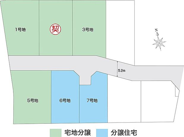 東側で接道する市道仏生山駅平池線から、街の西側に開発道路を引き込み、中間に車の転回広場を設けました。分譲地の北側と西側を里道と水路が取り巻き、東側の市道と合わせて街区の開放性を高めています。