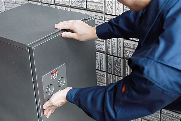 【【宅配ボックス】その他設備】(1)外出中でも荷物が受け取れるので便利。 (2)接触しないで荷物を受け取るニューノーマルな暮らし ※メーカー、仕様により形状等が異なります。
