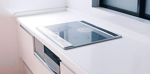 【標準仕様でオール電化を採用しています。】オール電化を採用しています。(ガスに変更可能)
調理や給湯など住まいのエネルギーを電気に一本化することで、火を使わない安心・安全な暮らしを実現します。
また、光熱費の中でも大きな割合を占める「給湯」や「暖房」のコストを抑えやすく、家計にもやさしい仕様です。