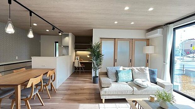 施工事例：リビングダイニング
日の光をしっかり計算して作る家は、日の光が心地よい。