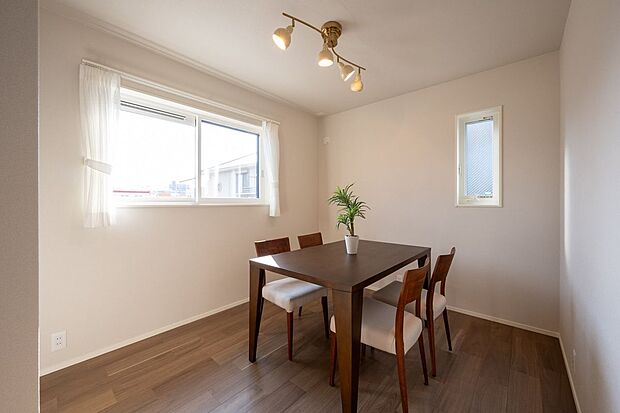 ■3号地洋室1　約5.5帖の洋室は２面採光で明るく、収納スペースあり。書斎や子ども部屋、趣味のスペースなど、ライフスタイルに合わせて多目的に活用できます。