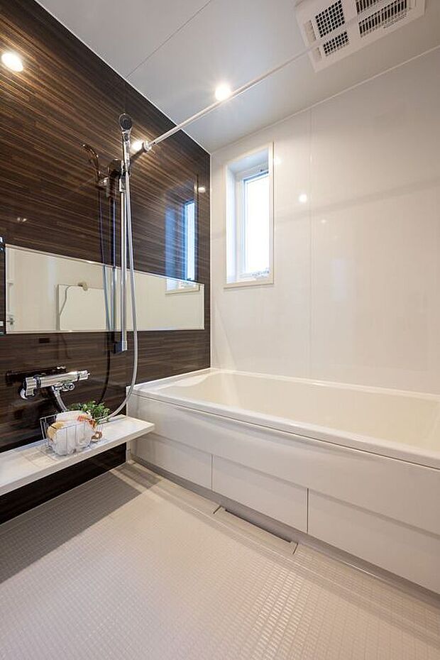 【バス】■4号地バス　スタイリッシュなダークブラウンのアクセントパネルが印象的な浴室。ワイドミラーが空間に奥行きをもたらし、広々とした印象を与えます。