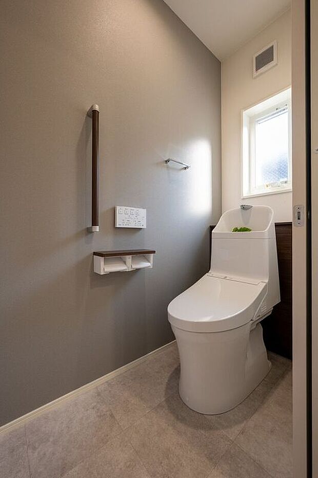 【トイレ】■4号地2階トイレ　4号地2階のトイレです。各階にトイレが設置されているので、朝の混み合う時間帯もスムーズです。