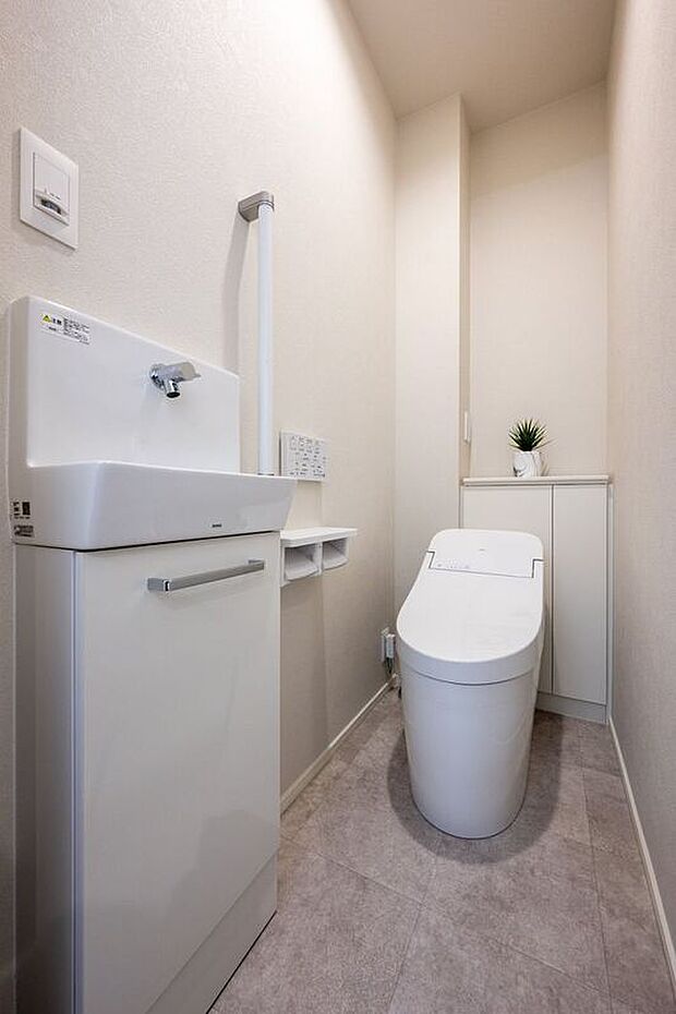 【トイレ】■3号地1階トイレ　1階トイレには手洗スペースが付いています。手すり付きのため、立ち上がる時にも安心です。