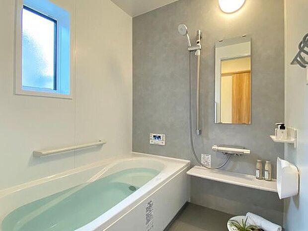 【システムバス】ベンチがついているタイプの浴槽で半身浴やお子様との入浴にも便利です。またサイエンス社のミラバスを装備。毎日のお風呂時間がエステタイムに。