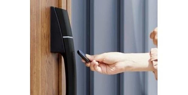 【ピタットKey】玄関ドアはタグキーを近づけるだけで施解錠できるスマートコントロールキー対応。荷物で手がふさがっている際の開け閉めも快適に。