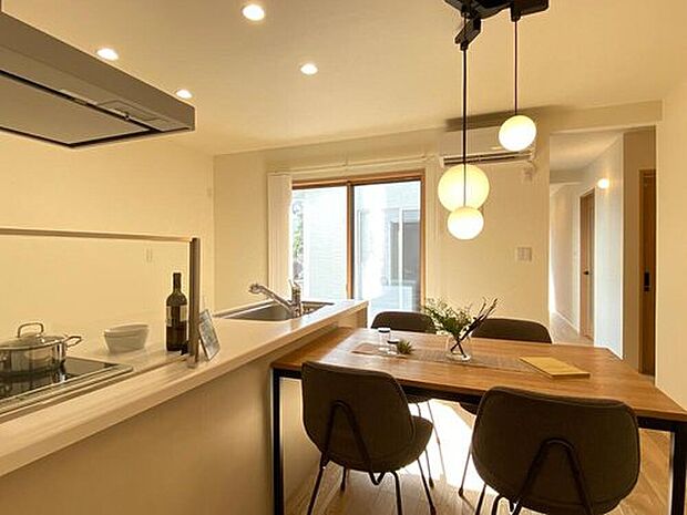 【キッチン】ダイニングキッチンには光が差し込み気持ちのいい空間です