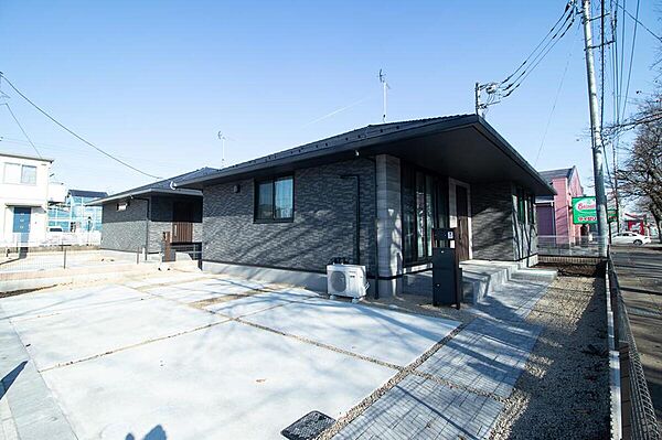 No.4　玄関部分は大判で質感あるストーンタイルを使用した邸宅感ある外観。太陽光発電3.980kw搭載。