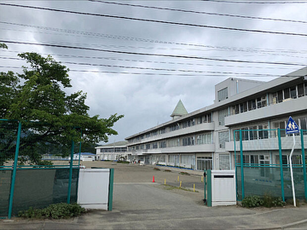 大和町立小野小学校まで徒歩25分～28分（1940ｍ～2220ｍ）毎日の通学で自然と体力も育つ距離。少し歩く時間が、子どもの日常にちょうどいいリズムをつくります。