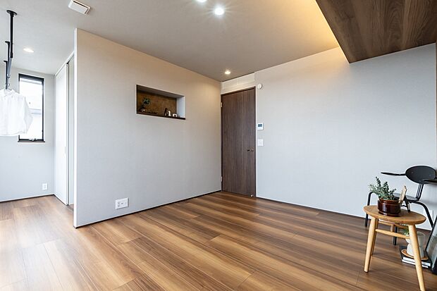 2階の洋室は見晴らしが良く、開放的な景色を楽しめる心地よい空間です。