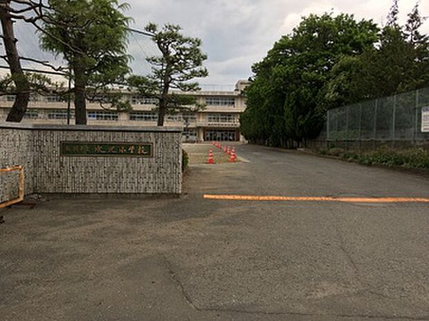 水沢小学校まで徒歩14分（約1,100m）毎日の通学で自然と体力も育つ距離。少し歩く時間が、子どもの日常にちょうどいいリズムをつくります。