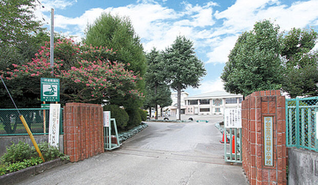 宇都宮市立細谷小学校まで徒歩9分~11分 (約720m~870m)無理なく通える距離。毎日の通学が体力と自立心を育み、歩く時間そのものが子どもの自信へとつながっていきます。