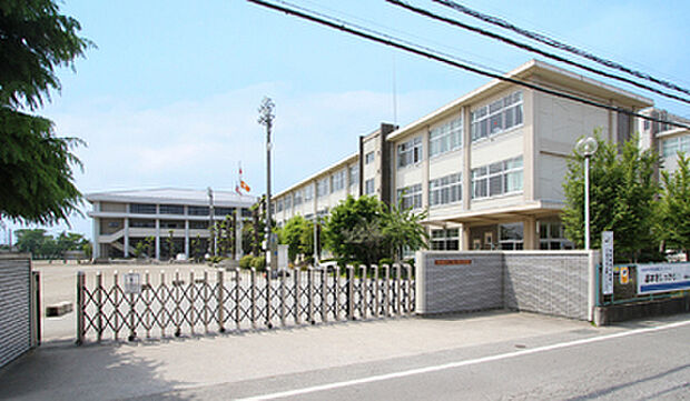宮の原中学校:徒歩約16分(約1,210m~1,260m)
無理のない通学距離で、部活動や学校行事にも安心して取り組める環境が整っています。