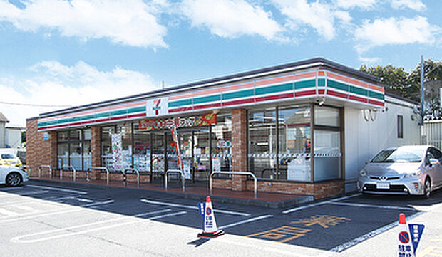 セブンイレブン:徒歩約5~8分(約400m~600m)
コンビニが徒歩圏内に揃う、暮らしやすい生活利便性の高い住環境。
