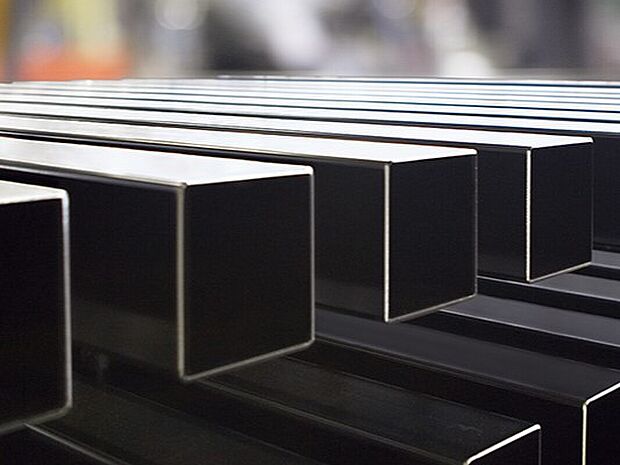 【トヨタホームの特徴/クルマづくりから生まれた防錆技術】クルマづくりから生まれた防錆技術「カチオン電着塗装」を採用。塗料の入った電着槽に鉄骨を丸ごと浸し、鉄骨の裏側や、細かい部分にも、すみずみまでムラなくサビ止めを施しています。