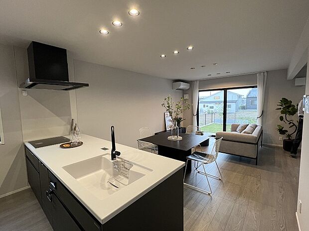 【LDK】大きな窓から光が差し込むおしゃれなLDK。開放感があり、家族が心地よく過ごせる空間です。