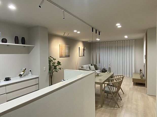 【LDK】(1号棟)横並びダイニングでは、配膳や片付けの動線を短縮することができ、忙しい朝も嬉しいですね!