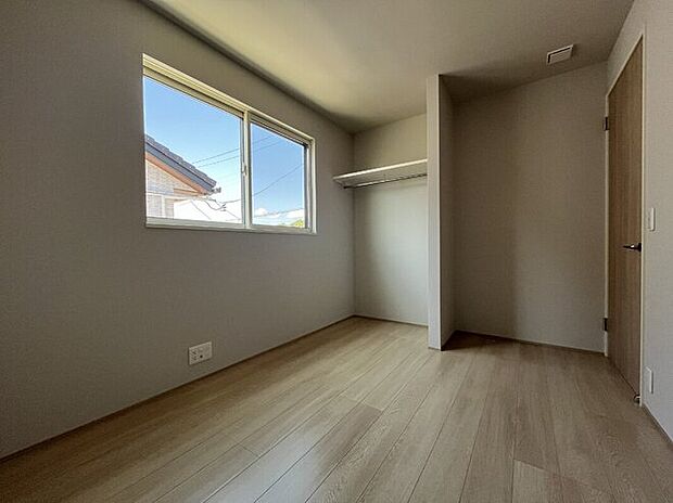 【洋室(NoH-15)】収納もたっぷり!陽光さしこむ明るい洋室です。