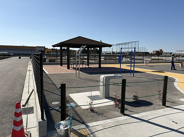 【現地写真】公園も備え、地域の安心感を高めています。