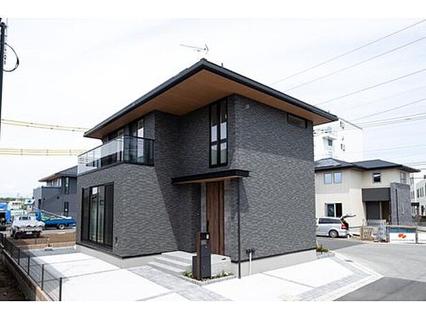 【No.6(First Class Livingモデルハウス)】モデルハウス/大屋根の水平ラインと大判タイルの陰影が美しい邸宅感ある外観。車3台駐車できるスペースを確保しています。