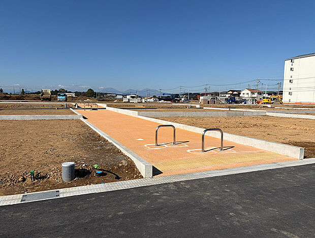 【安全・安心、 そして美しさが調和した 家族のための街】大型分譲地ならではのゆとりある区画計画で、美しく開放感のある街並みを形成。