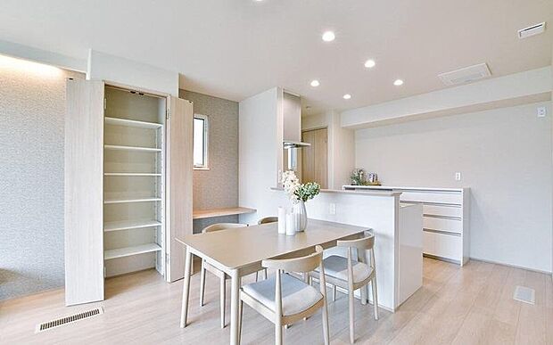 対面型の明るいキッチン。料理中でもリビングダイニングにいる家族とコミュニケーションが取りやすいです。
収納も充実しているのですっきりと使えます。