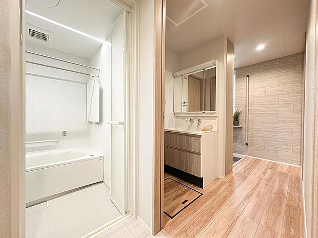 キッチン横から水廻りへダイレクトアクセスできる家事ラク動線。脱衣と洗面がセパレート型なので家族が入浴中でも洗面が使えストレスフリー!