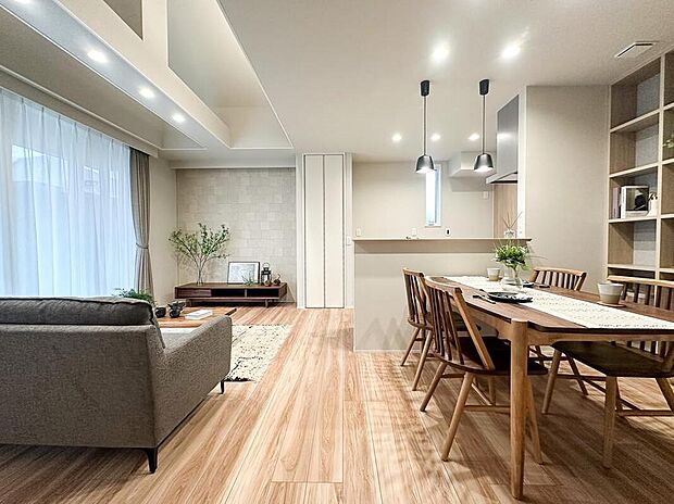 【LDK】自然と家族が集まるLDK一体型。
吹抜けで開放感もあり、明るくゆとりの団らん空間に。