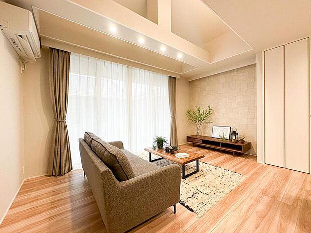 【リビング】吹抜けが伸びやかな空間をつくるリビング。南の窓からも光と風が入る明るく爽やかな空間です。