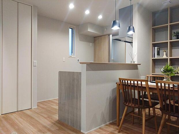 【キッチン】対面キッチンで家族ともコミュニケーションがとりやすい配置。手元が見えないカウンタータイプで、生活感をほどよく隠してくれます。