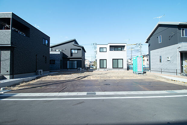 【販売中区画No.6】道路との高低差がなく配置計画のしやすい区画。外構費用も抑えやすいです。現地をご案内しながら、建物や外構などのご説明もいたします。