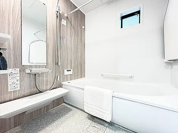 【浴室】浴室は一日の疲れを癒す場所だから、家族みんながゆったりできる快適設計。追い炊き機能付きオートバス。安定した温度で、いつでも快適に入浴できます。