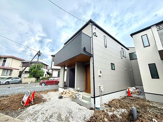 【前面道路】家の前をまっすぐの通りが走っている。クルマは少なく、人々は毎朝、ウォーキング、ジョギング、犬の散歩など、フリーな朝時間を過ごしている。