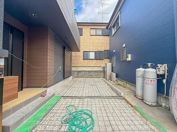 【駐車場】毎日の生活にマイカーが必須という方は、購入を検討する際、駐車場があることは大事な条件です。毎日の通勤や家族の送迎、買い物やお出かけなどクルマのある暮らしを満喫したい方は要チェック。