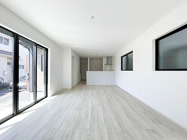 【リビング】会話でホッとコミュニケーションできるリビング。料理でホッとハピネスになるキッチンなど。人をホッとさせる設備・仕様を採用しています。