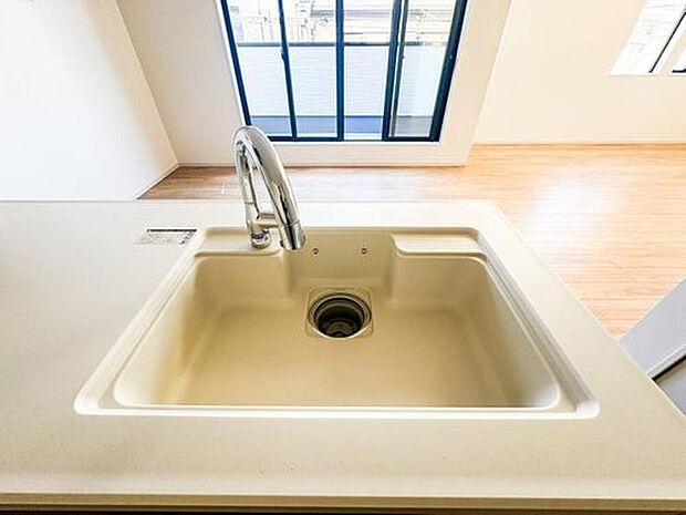 【浄水機能付き混合水栓】一つの蛇口で「原水(水道水)」「シャワー」「浄水」を切り替えられる、浄水器を内蔵した混合水栓です。浄水は、水栓本体の首部分に付属のカートリッジをセットして使用します。