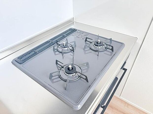 【【三口ガスコンロ】】三口ガスコンロは、炒め物などに適した強火力の「大バーナー」と天ぷらと煮物などに適した「標準バーナー」、奥にある弱火の「小バーナー」の3種類のバーナーが搭載されています。